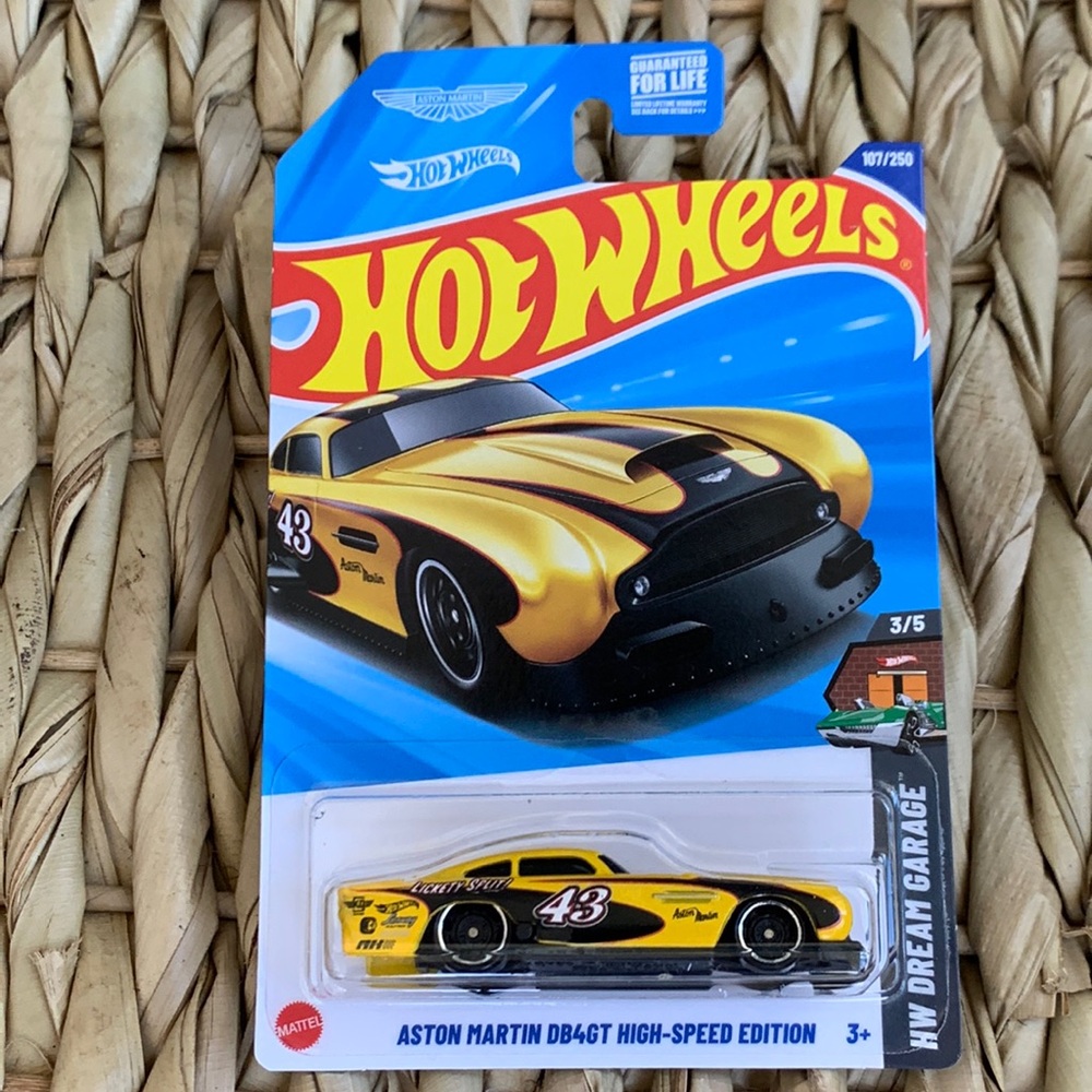 Aston Martin DB4GT High-Speed Racing Yellow Race Car Hot Wheels HotWheels New